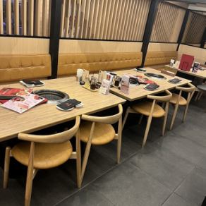 テーブル席が3卓並ぶこちらのお席。 宴会やご家族同士の会食に最適です。