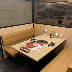 【半個室】4名様掛けテーブル席の半個室には、高い仕切りがあり、新生活様式に最適です！