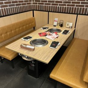 【半個室】4名様掛けテーブル席の半個室です。 両側ソファー席で、ゆったりとお過ごしいただけます。