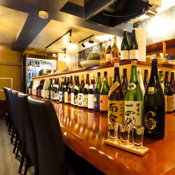【お一人様も大歓迎。カウンター席をご用意】ずらっと並ぶ日本酒の数々は圧巻です。お客様のお好みの日本酒に出会えるようにお手伝いさせて頂きます♪