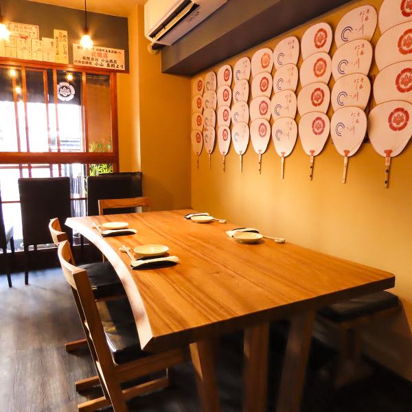 [Table seats where you can spend a relaxing time] We have table seats that can be used by 2 to 4 people.Perfect for sightseeing and small gatherings such as friends ◎