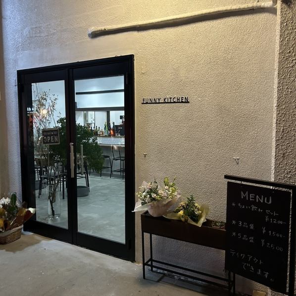【カフェのような寛ぎ空間♪】モダンで洗練された店内は、お一人様でも、グループでも、ゆったりと過ごせる空間です。カウンター席でしっとりと、テーブル席で賑やかに。貸切も可能ですので、お気軽にご相談ください。