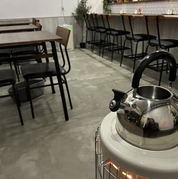 【お一人様も大歓迎！】お一人様でも気軽にご来店いただける、温かい雰囲気のお店です。カウンター席で店員との会話を楽しみながら、美味しいおばんざいと、お酒を片手に、ゆっくりとした時間をお過ごしください。