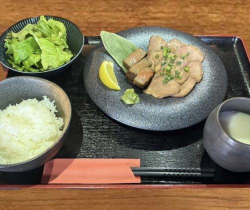 極み厚切り牛タン＆牛タンのローストビーフセット