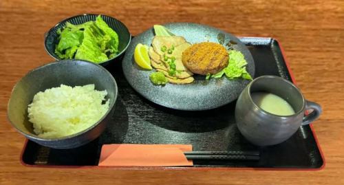 こんばんは、肉助です😊

ランチメニューリニューアルのお知らせ
和牛メンチカツ&牛タンのローストビーフセット　税込1990円

肉卸業者直送の原木の牛タンを1から捌き、秘伝のタレで漬け込み火入れ。
薄切りの牛タンと和牛でジューシーなメンチカツのセットです🥩

ぜひこの機会に、お召し上がり下さい。

溶岩焼きグリルと世界のワイン
神奈川県横浜市港南区上大岡東2-2-1-2F

全26席　個室16席

火〜金
17:00〜23:00 LO22:00
土
12:00〜23:00 LO22:00
日
12:00〜22:30 LO21:30

#肉助 #にくすけ #ニクスケ #肉バル #ワインバル #上大岡 #上大岡駅 #上大岡グルメ #上大岡ステーキ #上大岡個室 #上大岡居酒屋  #上大岡肉  #横浜グルメ #横浜ステーキ  #横浜市