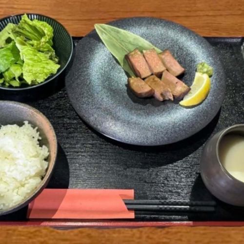 こんばんは、肉助です😊

ランチメニューリニューアルのお知らせ
極み厚切りタンセット　税込2390円

肉卸業者直送の原木の牛タンを1から捌き、秘伝のタレで漬け込み火入れ。
ここまで柔らかく、肉厚な牛タンをこのお値段で食べられるのは、当店だけ🥩

ぜひこの機会に、お召し上がり下さい。

溶岩焼きグリルと世界のワイン
神奈川県横浜市港南区上大岡東2-2-1-2F

全26席　個室16席
045-308-8484

火〜金
17:00〜23:00 LO22:00
土
12:00〜23:00 LO22:00
日
12:00〜22:30 LO21:30

#前菜　#肉助 #にくすけ #ニクスケ #肉バル #ワインバル #上大岡 #上大岡駅 #上大岡グルメ #上大岡ステーキ #上大岡個室 #上大岡居酒屋  #上大岡肉  #横浜グルメ #横浜ステーキ  #横浜市