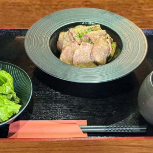 こんばんは、肉助です🙇‍♀

ランチメニューリニューアルのお知らせ✨️
牛タンのローストビーフボウルセット税込1490円

ランチタイムは、煮込みタンの入った白湯スープとミニサラダもセットでご提供。

この機会にぜひ、お召し上がり下さい。

溶岩焼きグリルと世界のワイン　肉助　上大岡店
神奈川県横浜市港南区上大岡東2-2-1-2F

#肉助 #ステーキ #上大岡 #上大岡グルメ #上大岡居酒屋 #上大岡ステーキ #神奈川グルメ #横浜グルメ #桜木町グルメ #上大岡牛タン #港南中央グルメ #ローストビーフ丼 #ローストビーフ  #富岡グルメ #みなとみらいグルメ #港南台グルメ #弘明寺グルメ #牛タン #上大岡牛タン #関内ランチ #横浜ランチ #上大岡牛タン #牛タン #上大岡ランチ #japnesefood #yokohamafood #yokohamatravel #요코하마
