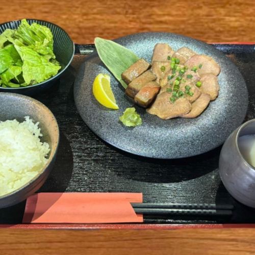 こんばんは！肉助です🍖

本日よりランチメニューがリニューアル！
本日は、厚切りの極みタン＆牛タンのローストビーフセット2190円(税込み)のご案内。

ここまで極厚で旨味が凝縮した牛タンを食べられるのは、当店のみ😊

ぜひ皆様のご来店をお待ちしております。

溶岩焼きグリルと世界のワイン　肉助　上大岡店
神奈川県横浜市港南区上大岡東2-2-1-2F

営業時間

ランチ
全曜日12：00～15：00(LO14：00)

ディナー
月～金17：00～22：30(LO21：30)
土　　15：00～23：00(LO22：00)
日祝　15：00～22：30(LO21：30)

#肉助 #ステーキ #上大岡 #上大岡駅　#上大岡グルメ #上大岡ランチ #上大岡居酒屋 #上大岡ステーキ #神奈川グルメ #横浜グルメ #牛タン #牛タンランチ #牛タン定食 #ローストビーフ #japnesefood #yokohamafood #yokohamatravel #요코하마