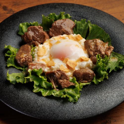 ほぐし牛タンと温玉の贅沢ポテサラ