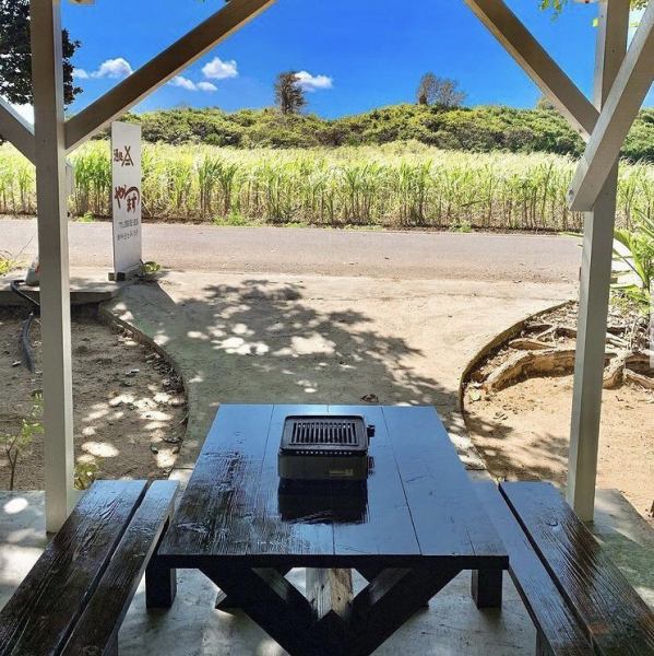 [Terrace seats] Enjoy delicious Ishigaki beef on the popular terrace seats! The blue sky and sugar cane fields spread out in front of you, and the atmosphere is outstanding!