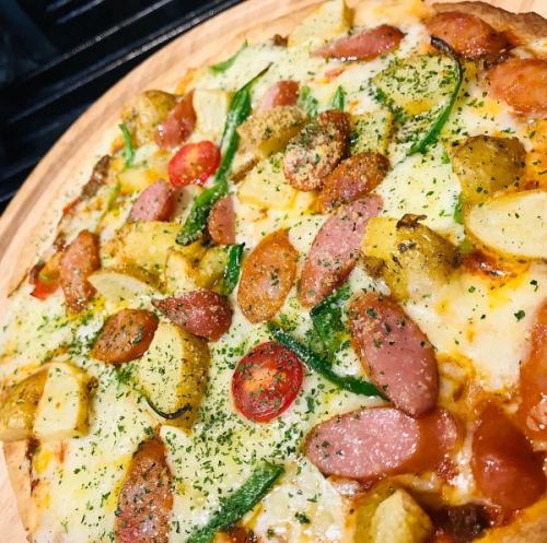 Spicy salsa pizza with coarsely ground sausage and potatoes