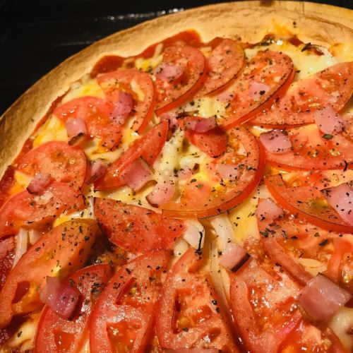定番のトマトソースとチーズのピザ