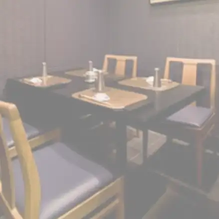 <p>和の趣が漂う店内。静かで落ち着いた雰囲気は、大切な方をもてなす接待におすすめです。上質の素材を満喫できるコース料理も種類豊富。思い思いのペースで食事を楽しむことができ、充実した会話を楽しめます。</p>
