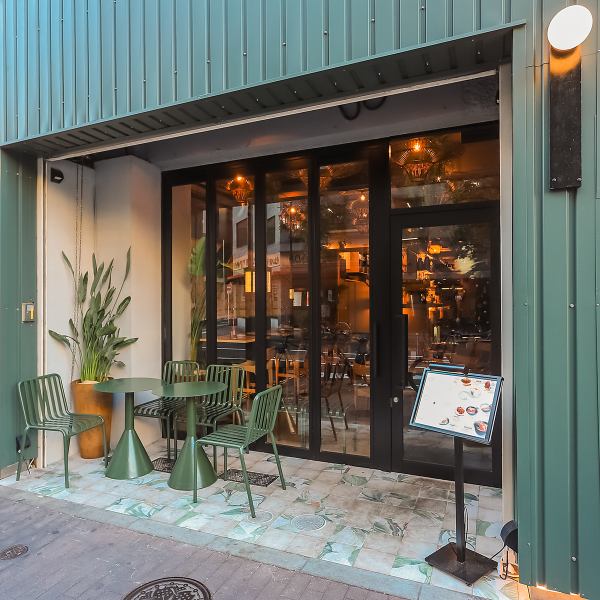 【外観】新宿御苑前駅から徒歩4分という好立地・好アクセス！大きなガラス窓から見える「SOWAT」のネオンサインと、店先のグリーンが目印のお洒落な外観です。明るく開放的な雰囲気なので、お昼はもちろん、夜でも入りやすいのが魅力。デートや女子会の集合場所にも最適です。ぜひ、お気軽に足をお運びください♪