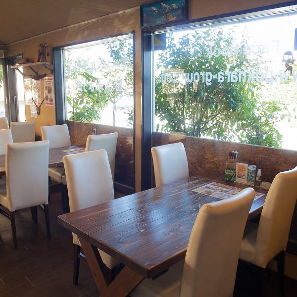 カウンター席やテーブル席に加え、最大12名様までゆったりと使用可能な個室もご用意しており、特にコース料理を使った仲間同士のパーティーや宴会におすすめです。人数・ご予算などお気軽にお問い合わせください◎