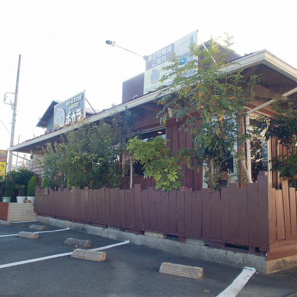 お車でのご来店に便利な13台分の駐車場を完備しており、ベビーカーでの入店も可能なため、小さなお子様やご高齢のお客様をお連れのご家族連れでも安心してお食事をお楽しみいただけます。ぜひお気軽にお越しください!