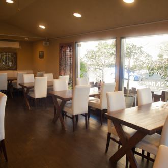 2名テーブル×１席ございます。