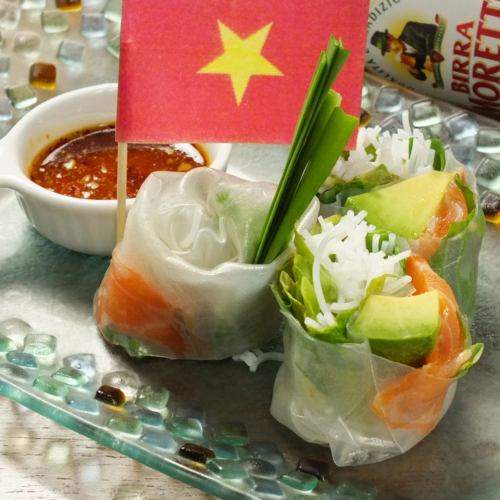 Spring rolls with salmon and avocado