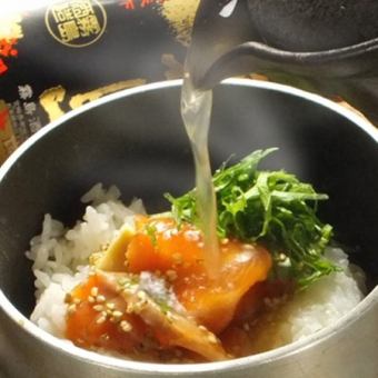 生鲑鱼芝麻腌制汤汁炒饭
