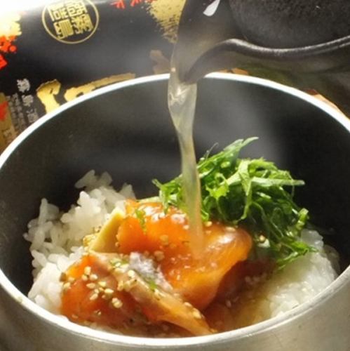 生鲑鱼芝麻腌制汤汁炒饭