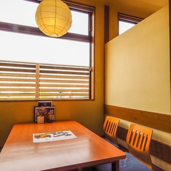 全席個室風の作りになっており、プライバシーを大切にした落ち着いた空間を提供しております。座敷スタイルのお席もあり、ゆったりとくつろぎながらお食事を楽しめます◎全席禁煙のためタバコの煙を気にせず、心地よい空間の中、美味しいお料理とお酒をご堪能いただけます。