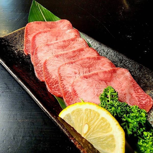【十勝若牛　上タン】新鮮で上質なタンは、肉質が柔らかく、噛むたびに広がる風味豊かな味わいが魅力♪