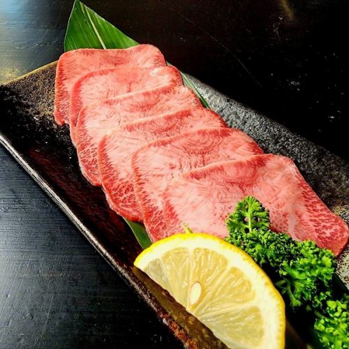 【十勝若牛　上タン】新鮮で上質なタンは、肉質が柔らかく、噛むたびに広がる風味豊かな味わいが魅力♪