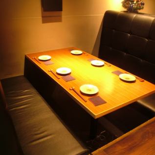 我们还有一个可供6人使用的挖式Kotatsu沙发座椅。适用于小型宴会，仅限女性的聚会以及欢迎和欢送会之后的第二次聚会。