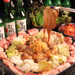 【人気爆発の旨辛鉄板】チュクミサムギョプサル＋選べる料理3品（2名より）