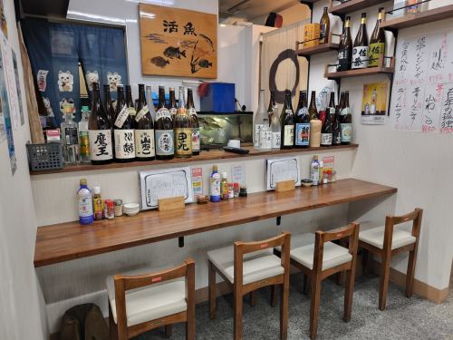 まるで居酒屋の様な水槽の見える対面カウンターになっております。