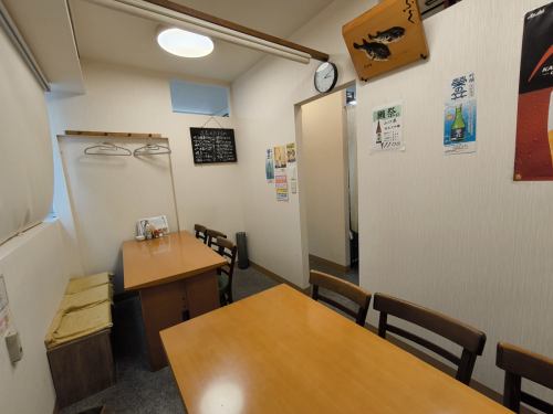 １つの個室に６名様が座れるテーブルが２つあります。最大１２名様でご利用できます。