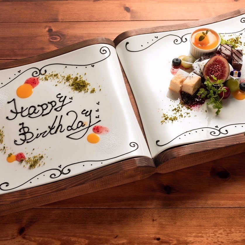 誕生日など大切なお友達のお祝いにピッタリ！ 「豪華BOOK型デザート