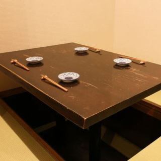 座敷は掘りごたつでゆったりと