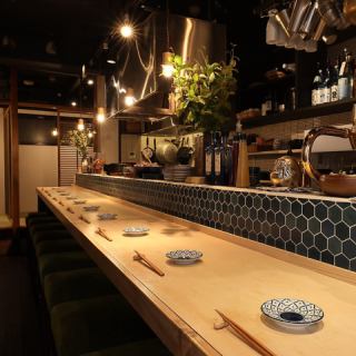 オープンキッチンのカウンター席は全8席ご用意！お1人様でも大歓迎です！