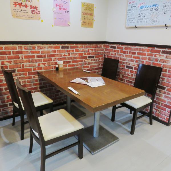 [Perfect table seating for lunch and dinner time♪] The main table can be used comfortably by 4 people ◎ The slightly larger table can be used safely even by children ◎ Close by even during lunch time When you come, be sure to visit Kizuna Western Restaurant♪