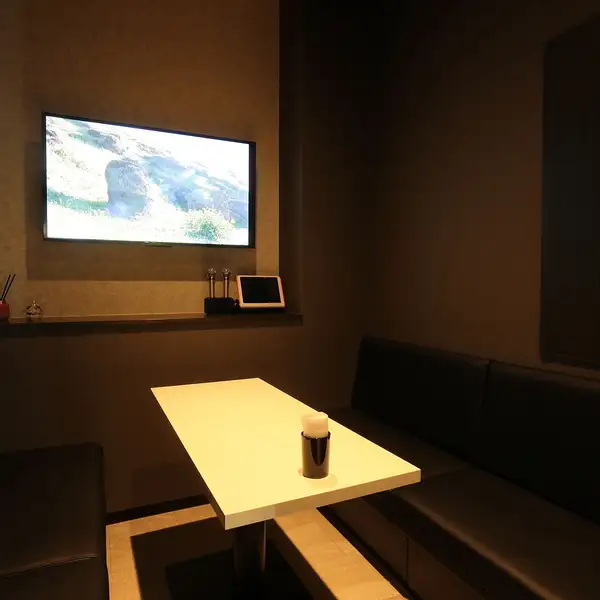 店内は落ち着いた大人の雰囲気で、モニターが多数設置されており、スポーツ観戦や映像演出も可能。VIPルームやソファー席など、シーンに合わせた席選びができるのも魅力です。カラオケや貸切対応など、エンタメ要素も充実しており、幅広い年代に楽しんでいただける空間です◎居心地も良好です。