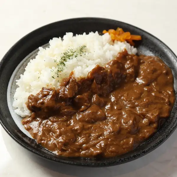 【人気メニュー】和牛すじを贅沢に使った特製カレー!コク深い濃厚ルーと柔らか牛すじの旨味たっぷり◎