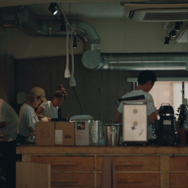 店内は、オーナーが一からこだわり抜いたヴィンテージの食器や家具で統一された、落ち着いた大人の空間。客席の間隔を広くとっており、隣を気にせずゆったりと過ごせるのが魅力。隠れ家のような静けさの中で、美味しい料理とお酒を心ゆくまでお楽しみいただけます。心身ともにリラックスできる時間をお過ごしください。