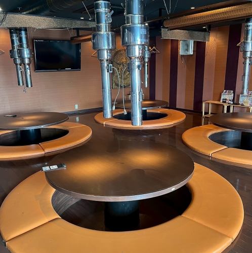 大人数でも足元広々♪貸し切りも可能な宴会スペース◎