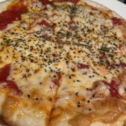 tomato and cheese margherita pizza