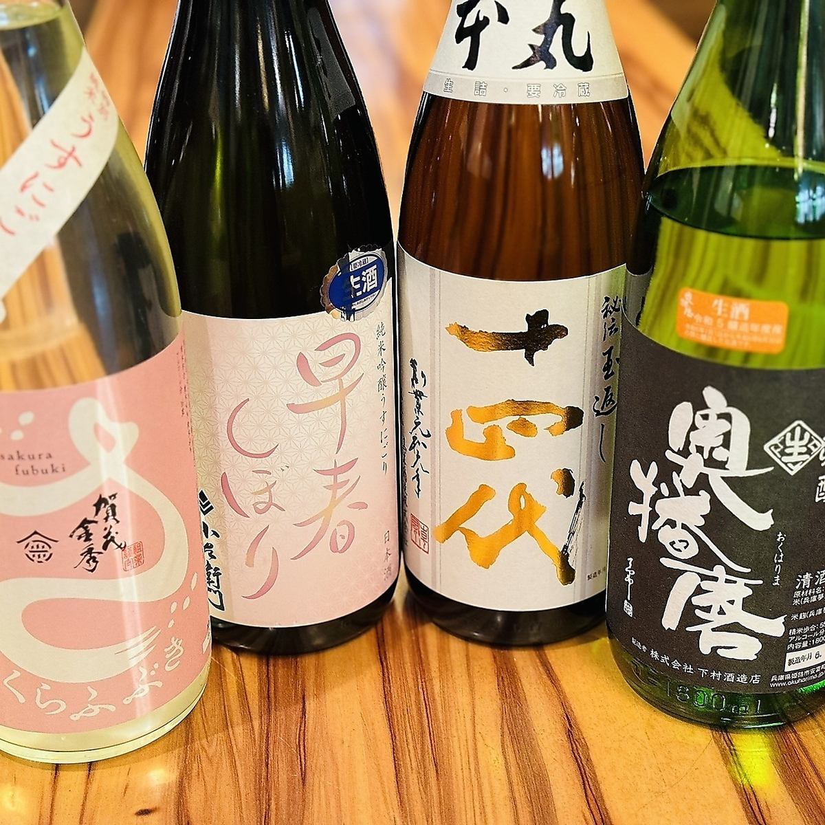 我们提供丰富的日本酒选择，从獭祭等知名品牌到时令日本酒！！
