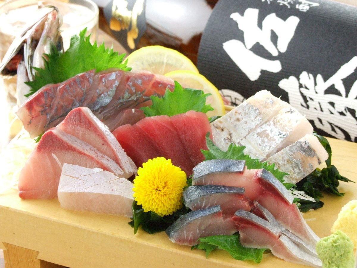 We offer reasonably selected seasonal fresh fish from Tsukiji 3 generations !!