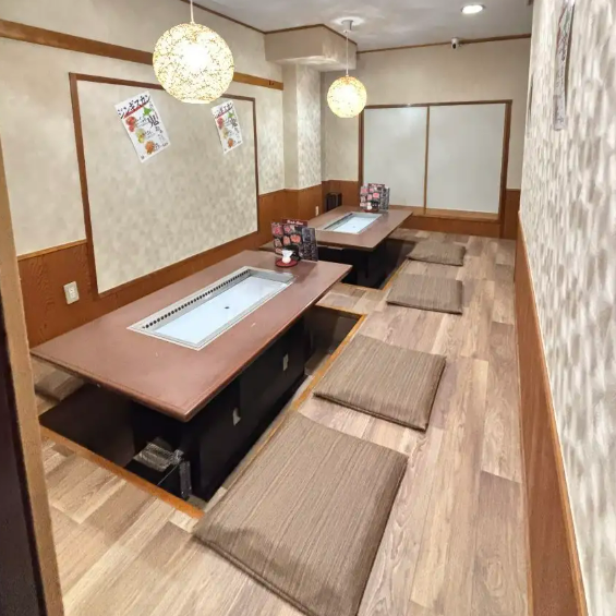 改装したばかりの綺麗で明るい店内です◎2階の個室席は仕切りをつければ、4名様から座れる半個室席にもできますので様々なシーンにもご利用いただけます！ご予約お待ちしております♪