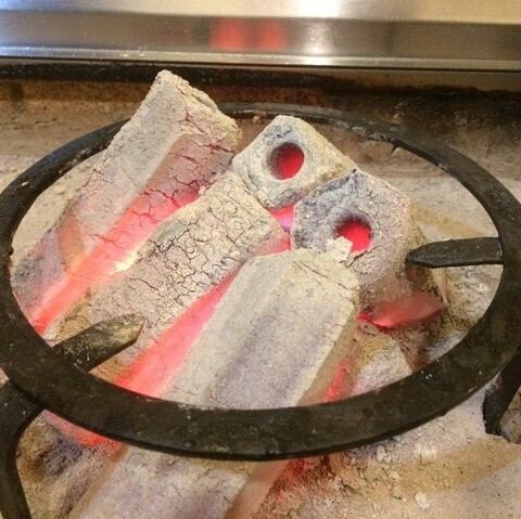 【各テーブルにある囲炉裏】
