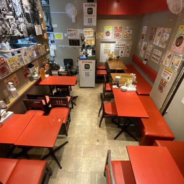 店内は明るく活気溢れる雰囲気となっており、肩肘張らずゆったりとお食事をお愉しみいただけます。テーブル席を多数ご用意しており、繋げて利用することもできますので会社の同僚との食事各種ご宴会にもご利用いただけます。また、ご宴会にぴったりのコースもございますので是非ご利用ください◎