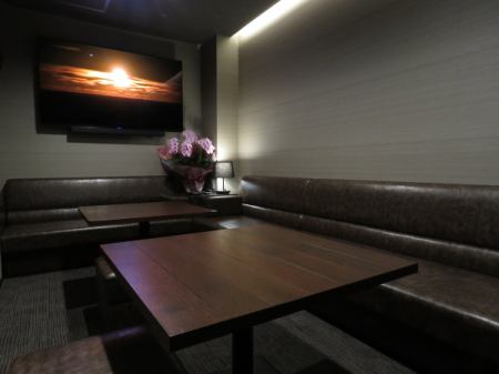 Private room that can accommodate up to 12 people.Secret at the entrance to the private room. . .