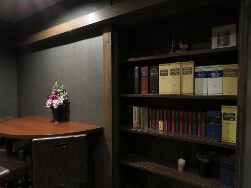 Equipped with counter seats and table seats in a stylish store. I think it's a bookshelf, but in the back ... (bar / bar / private room / charter / all-you-can-drink / wine / shochu / birthday / Nishiginza / Kumamoto city / second party / hideaway)