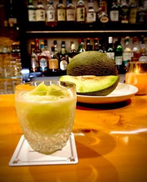 梅雨明けの夜に。 熊本県産メロンの贅沢カクテル、始まりました。