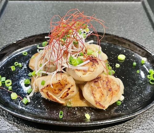 牛たんの一口焼き餃子　特性味噌だれ