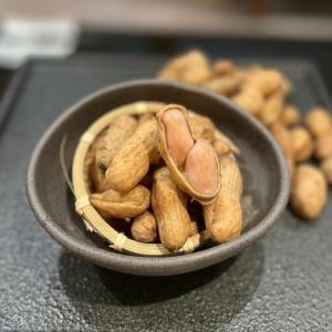 Boiled peanuts in salt